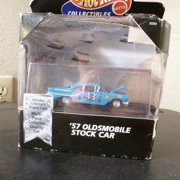 Hot Wheel Collectibles '57Oldsmobile car Limited - Picture 6 of 7